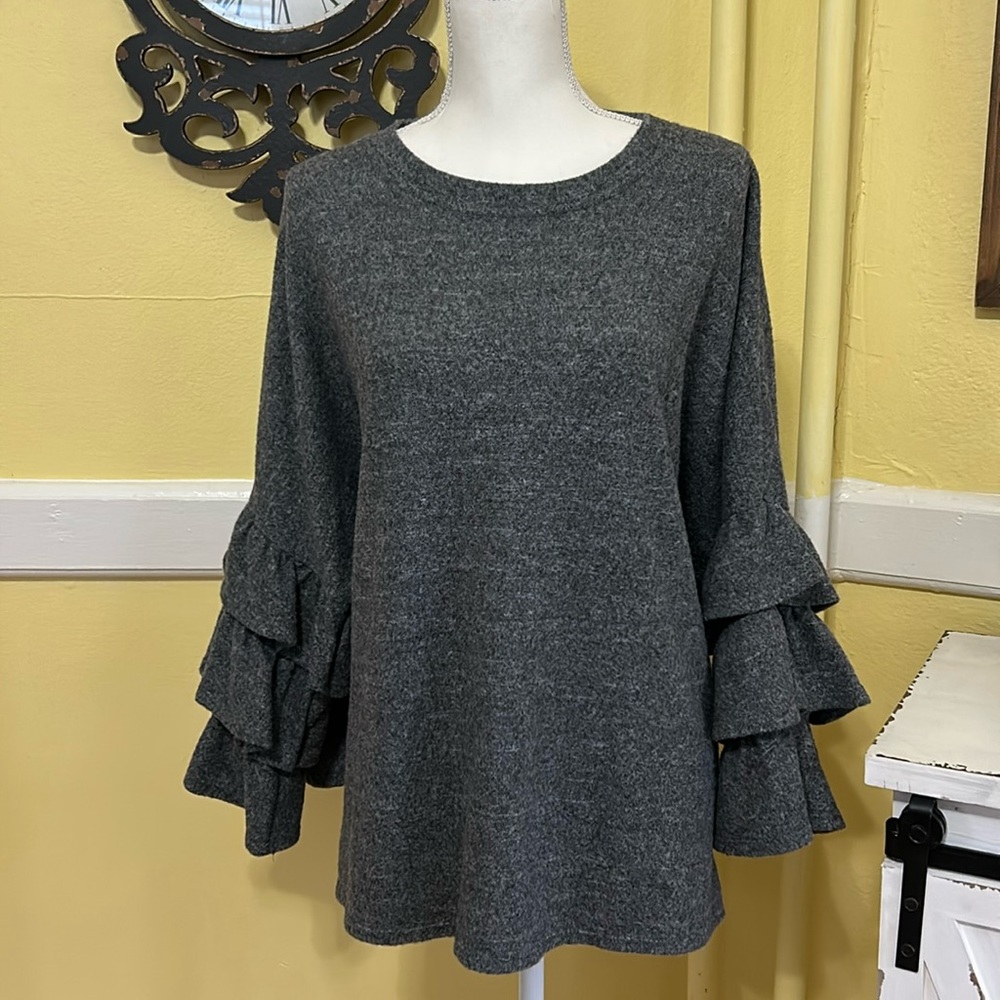 Massini flirty soft gray sweater with ruffle sleeves.  Size 2X.  VGC.